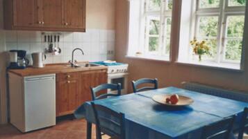 Een koelkast, een oven, een kinderstoel