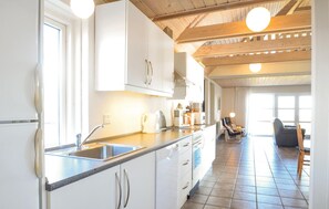 Kjøleskap, kokeplater, oppvaskmaskin og kaffetrakter/tekoker