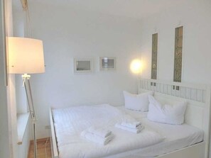 3 bedrooms, travel crib, WiFi, bed sheets