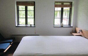 3 bedrooms, travel crib