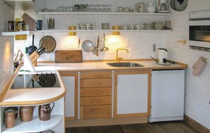 Køleskab, kogeplade, kaffe-/temaskine, køkkentøj/tallerkener/redskaber