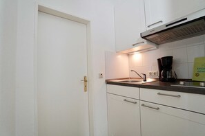 Fridge, highchair - Holiday apartment Granitz (A) - Apartment house "Haus Arkona" (Sellin)