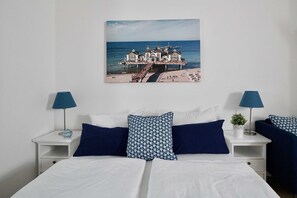 1 bedroom, travel crib, WiFi, bed sheets - Holiday apartment Granitz (A) - Apartment house "Haus Arkona" (Sellin)