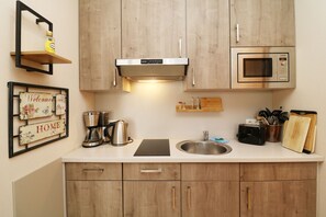 Refrigerador, microondas, lavavajillas y cafetera y tetera 