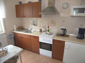 Køleskab, mikrobølgeovn, ovn, kaffe-/temaskine