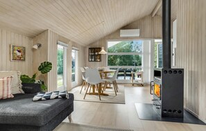 TV, fireplace, DVD player - Nice home in Væggerløse with sauna (Væggerløse)