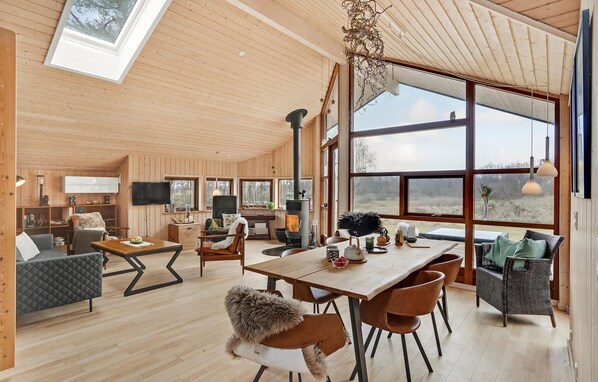 TV, fireplace, DVD player - Lovely home in ørsted with sauna (Ørsted)