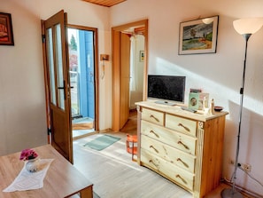 A room with a wooden dresser, a television, and a framed picture on the wall. - Vacation apartment - Rankwitzer Hof (Rankwitz)