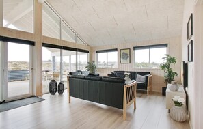 Tv, pejs, dvd-afspiller, bordfodbold