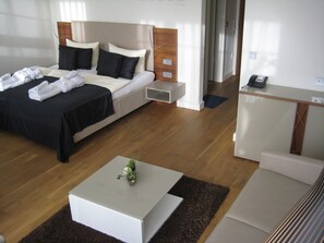 1 quarto, cofres nos quartos, escrivaninha, berço de viagem