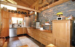 Fridge, stovetop, dishwasher, coffee/tea maker - Nice home in Mellerud with sauna (Mellerud)