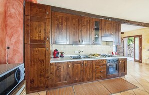 Réfrigérateur, micro-ondes, plaque de cuisson, lave-vaisselle