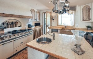 Réfrigérateur, micro-ondes, plaque de cuisson, lave-vaisselle