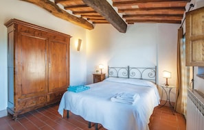 1 bedroom, travel cot, free WiFi, bed sheets