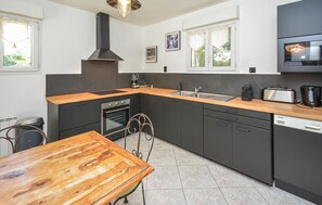 Een koelkast, een kookplaat, een vaatwasser