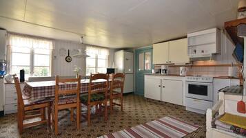 Refrigerador, parrilla de estufa y cafetera y tetera