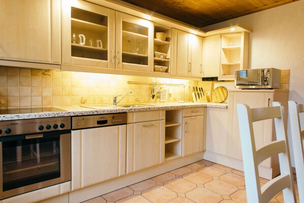 Køleskab, mikrobølgeovn, højstol