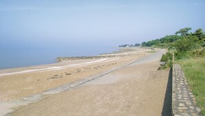 A coastal road with a sandy beach and a clear view of the sea. - Stunning home in Les Moutiers En Retz (Les Moutiers En Retz)