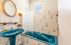 Combined shower/bathtub - Stunning home in Les Moutiers En Retz (Les Moutiers En Retz)