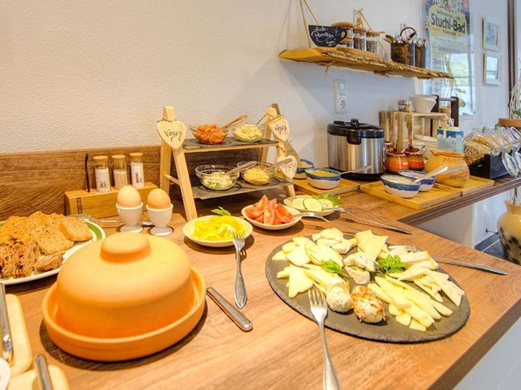 Ein Buffet mit verschiedenen Speisen und Geschirr.
