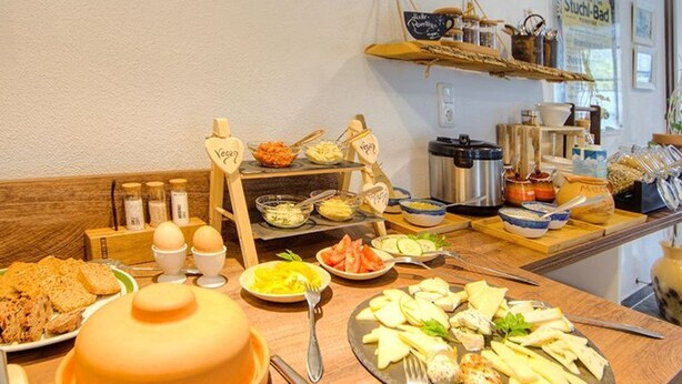 Ein Buffet mit verschiedenen Speisen und Geschirr.
