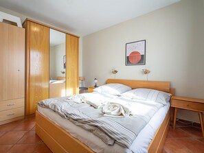 2 bedrooms, WiFi, bed sheets