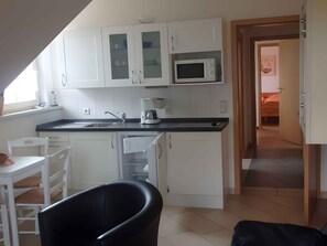 Kühlschrank, Mikrowelle, Herdplatte, Wasserkocher mit Kaffee-/Teezubehör