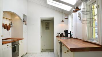 Fridge, stovetop, dishwasher, coffee/tea maker