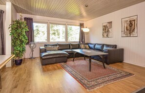 Televisie, een open haard en een stereo