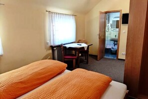 1 bedroom, desk, WiFi