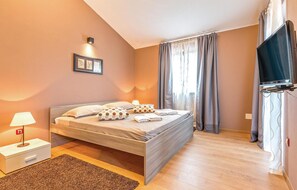 4 bedrooms, travel crib, WiFi, bed sheets