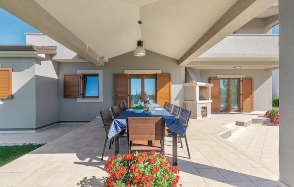 Outdoor dining - Awesome home in Trosti (Trosti)