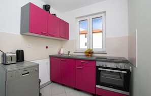 Fridge, microwave, stovetop, dishwasher
