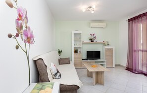 TV - Beautiful apartment in Cizici with WiFi (Cizici)