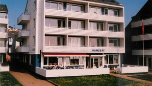 A multi-story building with a restaurant named "HANSEAT" on the ground floor.