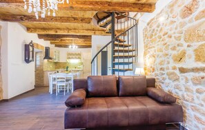 Een televisie en tafelvoetbal