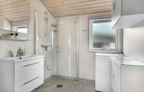 Shower - 2 bedroom amazing home in Sydals (Sydals)