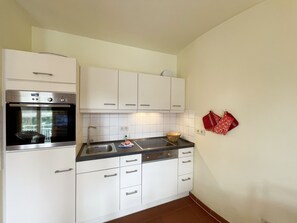 Refrigerador, horno, lavavajillas y cafetera y tetera 