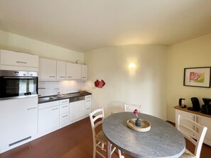 Fridge, oven, dishwasher, coffee/tea maker - Haus Undine Apt 11 with balcony -. Catering Undine (Göhren)