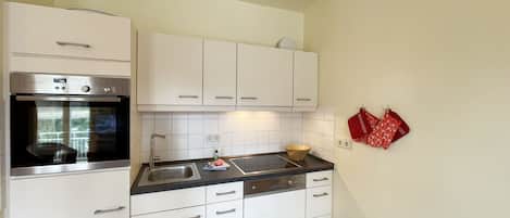 Fridge, oven, dishwasher, coffee/tea maker