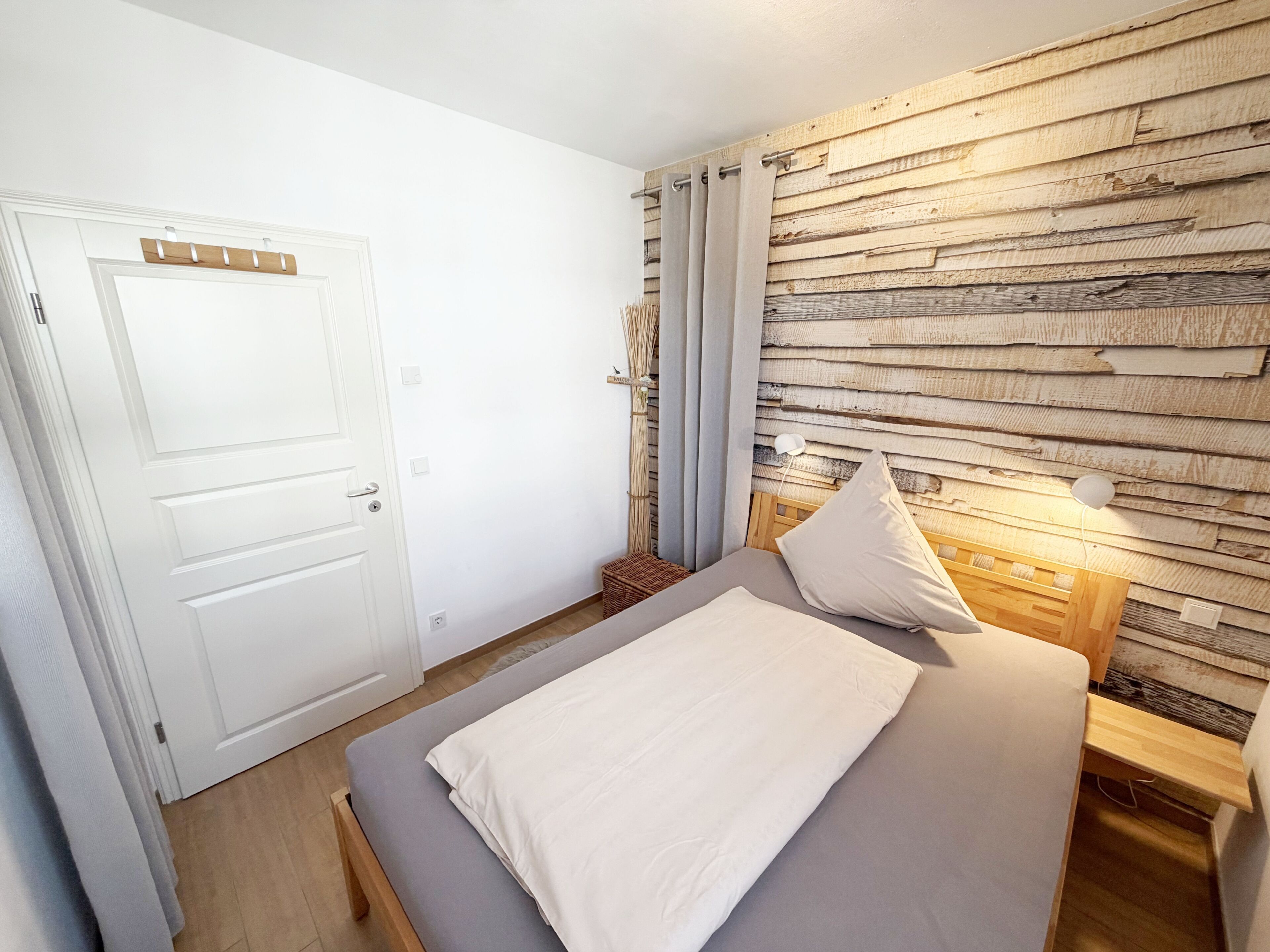2 bedrooms, desk, iron/ironing board, WiFi