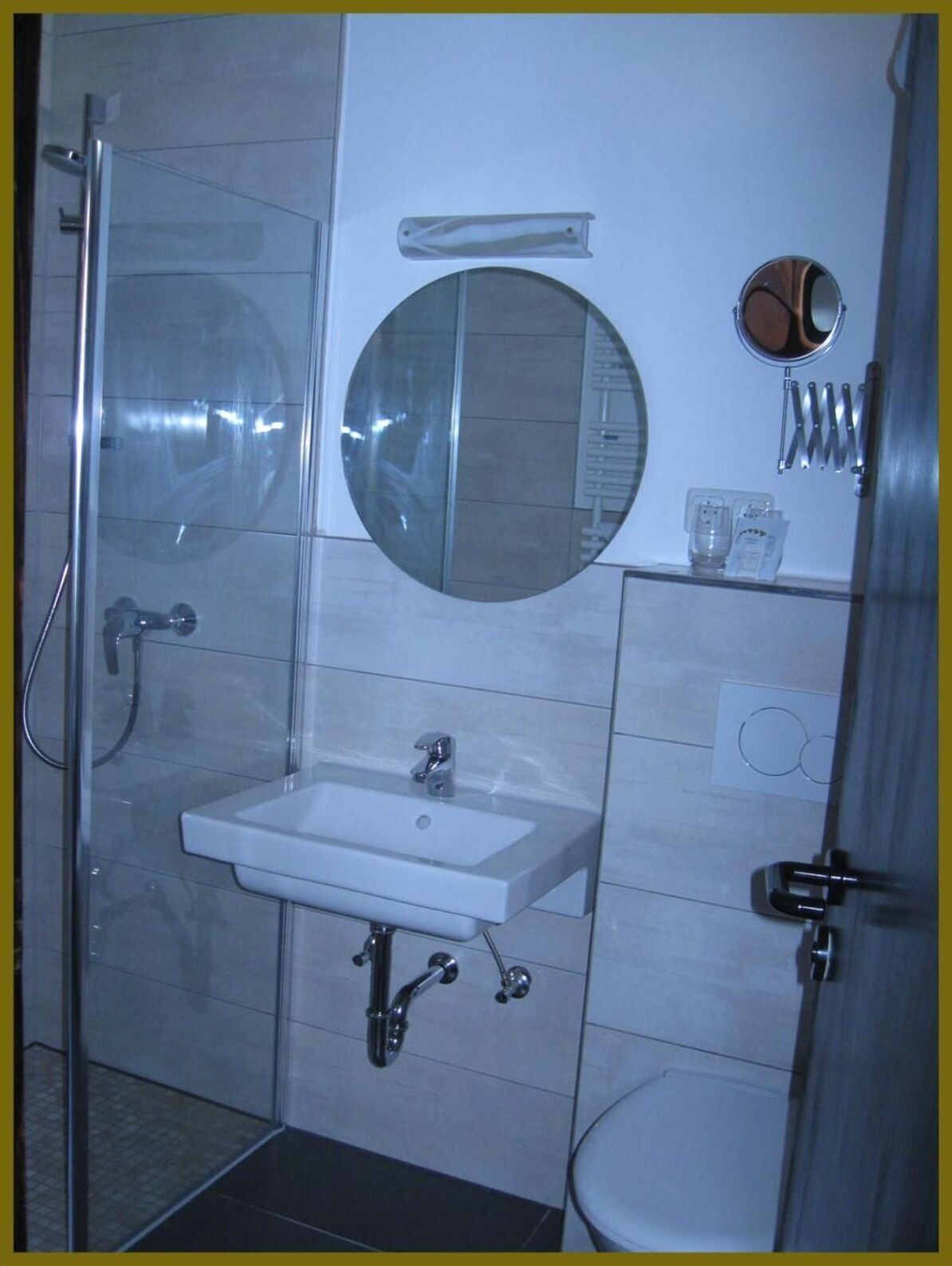 Een douche, een haardroger, handdoeken