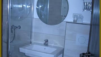 Een douche, een haardroger, handdoeken