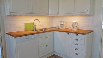 JÀÀkaappi, liesi, astianpesukone, kahvin-/teenkeitin