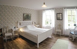 2 Schlafzimmer, Reisekinderbett