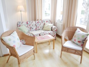 TV - Vacation apartment 2 - mezzanine floor - villa in Heringsdorf *400m from the Baltic Sea beach* (Heringsdorf)