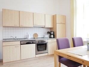 KĂŒhlschrank, Ofen, GeschirrspĂŒler, Wasserkocher mit Kaffee-/Teezubehör