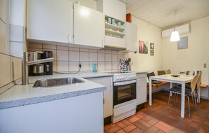 Refrigerador, parrilla de estufa y cafetera y tetera 