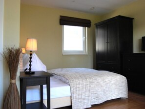 1 habitación, escritorio y ropa de cama 