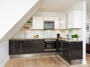 Réfrigérateur, four, lave-vaisselle, cafetière/bouilloire